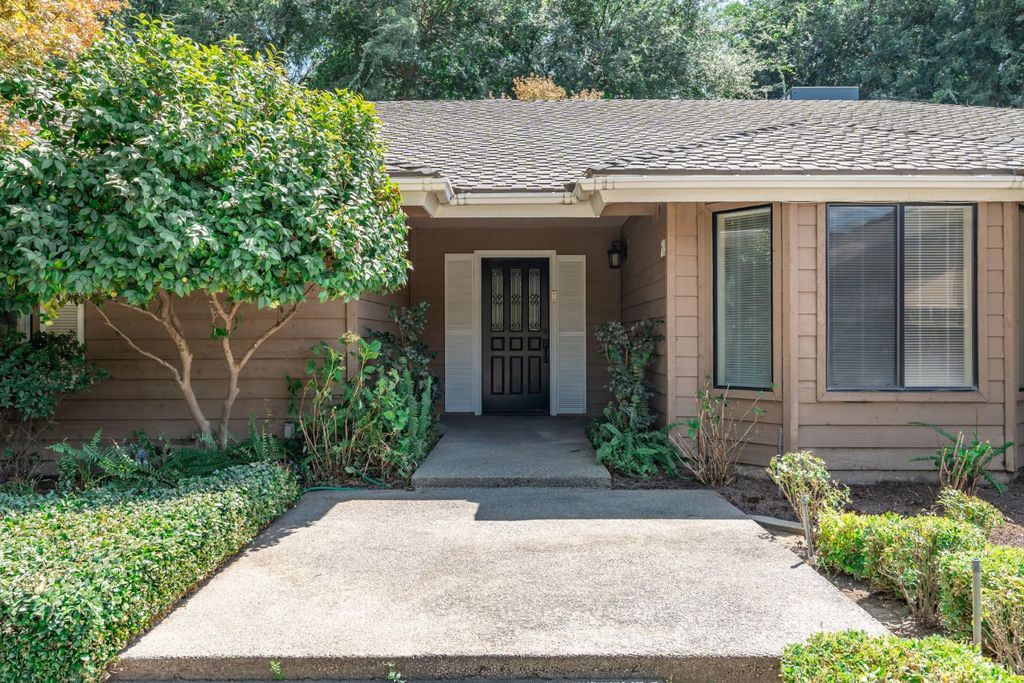 Image 3 of property listing at 708 Chateau Place, Madera, CA 93637