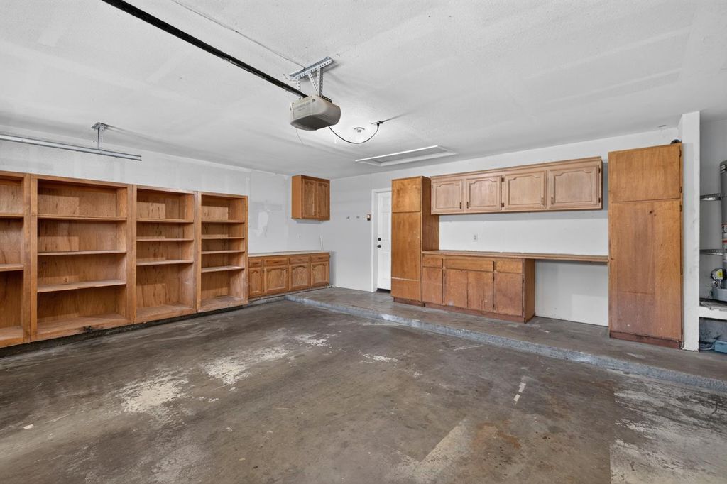 Image 30 of property listing at 708 Chateau Place, Madera, CA 93637