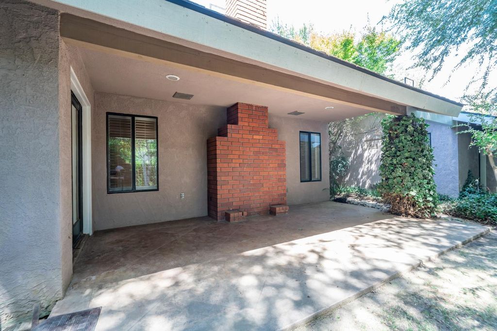 Image 31 of property listing at 708 Chateau Place, Madera, CA 93637
