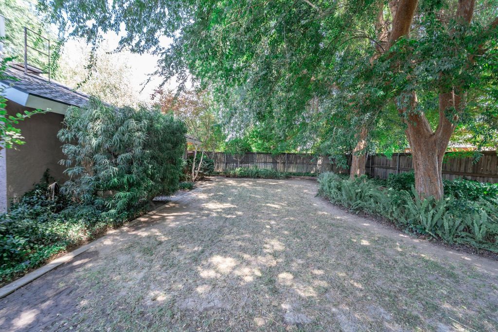 Image 32 of property listing at 708 Chateau Place, Madera, CA 93637