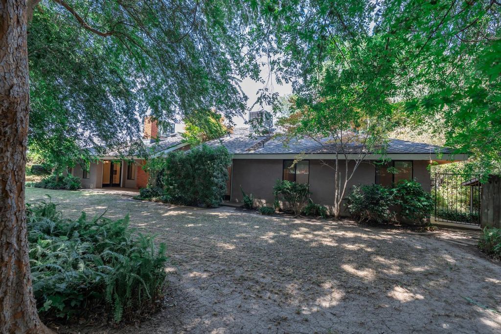Image 33 of property listing at 708 Chateau Place, Madera, CA 93637