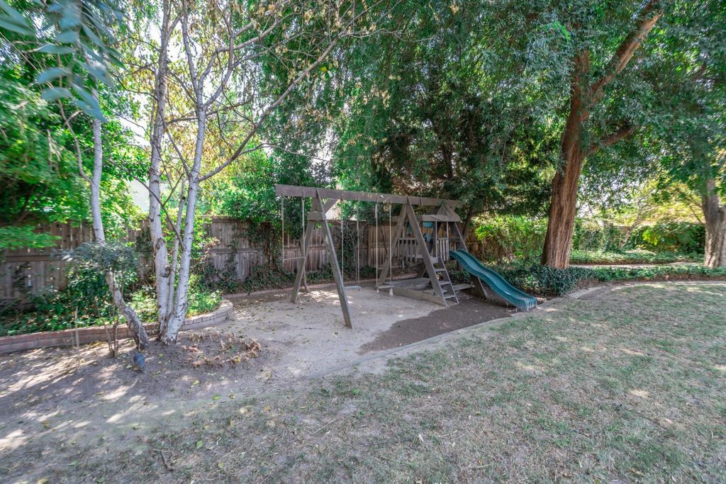 Image 34 of property listing at 708 Chateau Place, Madera, CA 93637
