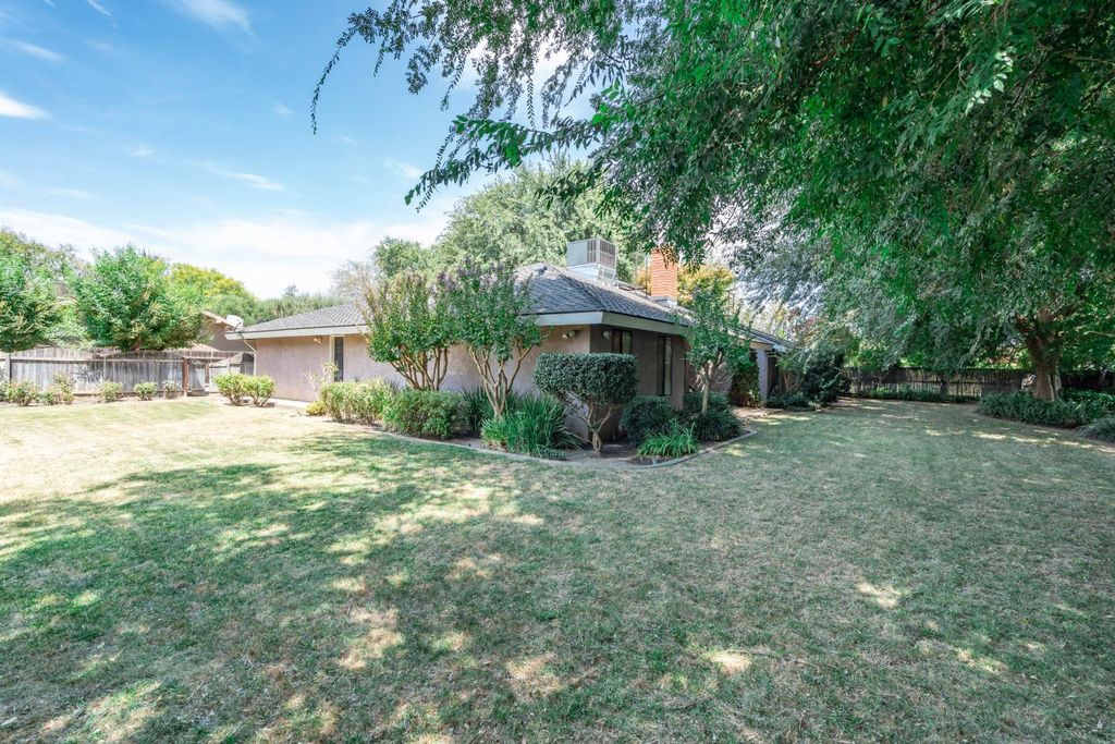 Image 35 of property listing at 708 Chateau Place, Madera, CA 93637
