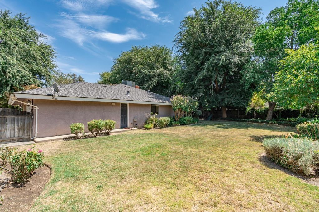 Image 37 of property listing at 708 Chateau Place, Madera, CA 93637