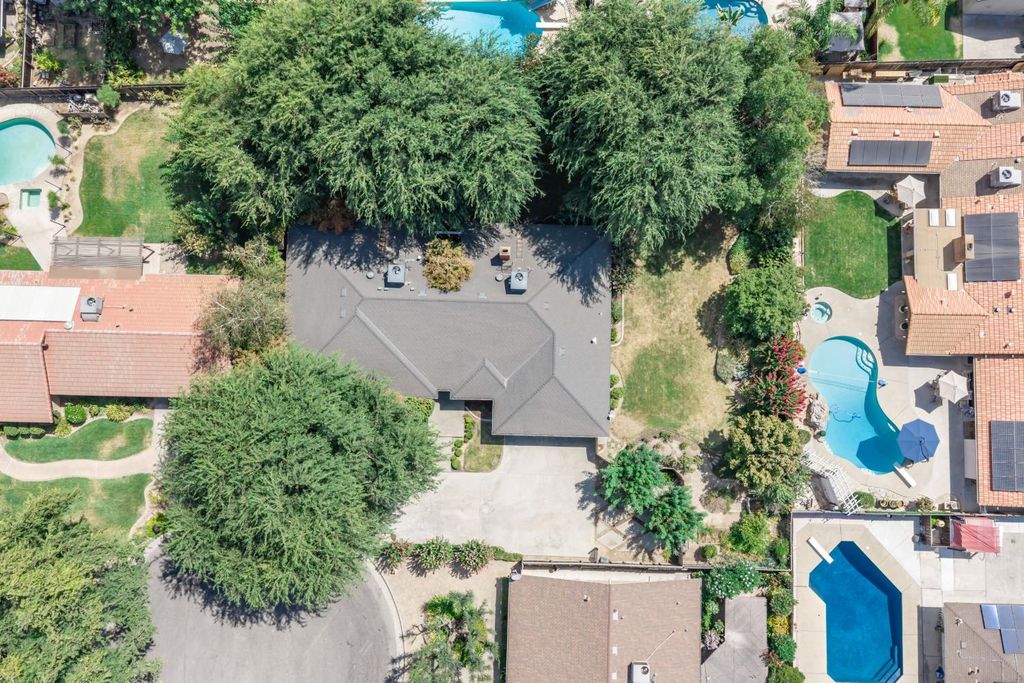 Image 38 of property listing at 708 Chateau Place, Madera, CA 93637