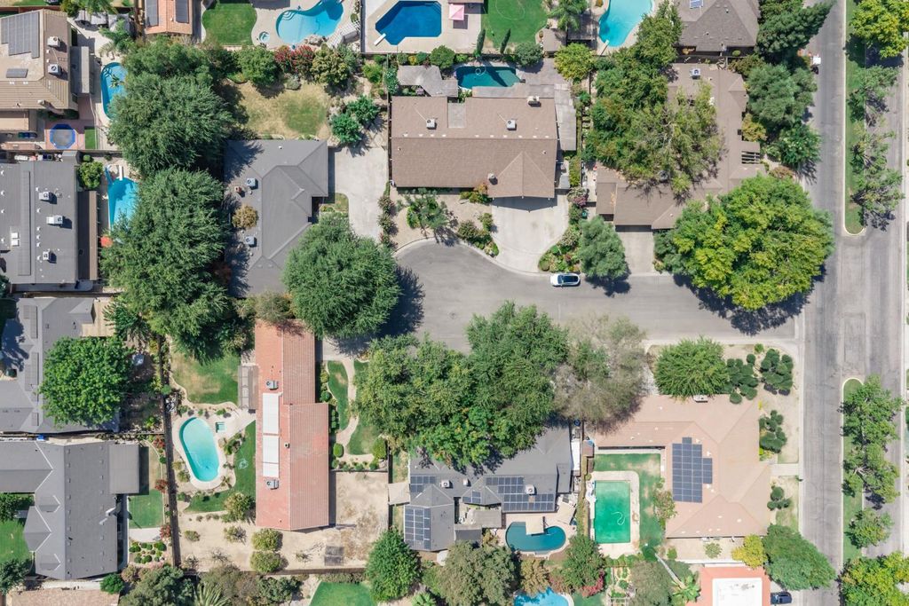 Image 39 of property listing at 708 Chateau Place, Madera, CA 93637