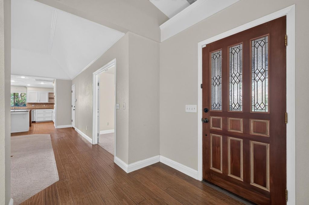 Image 4 of property listing at 708 Chateau Place, Madera, CA 93637