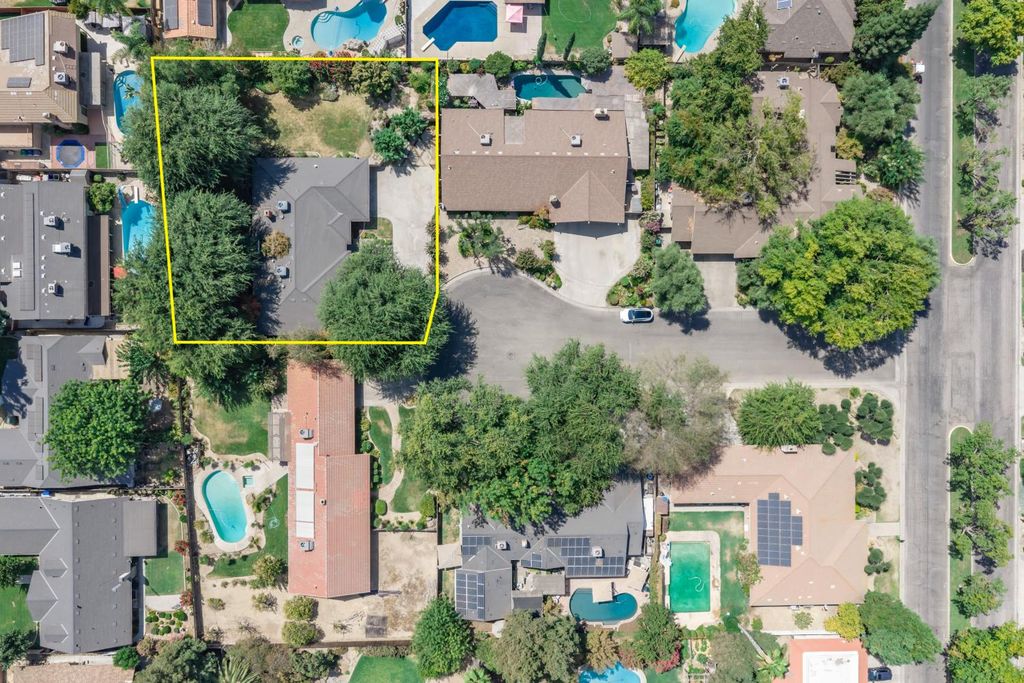 Image 40 of property listing at 708 Chateau Place, Madera, CA 93637