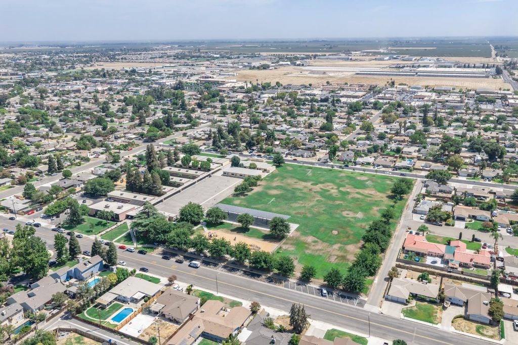Image 41 of property listing at 708 Chateau Place, Madera, CA 93637