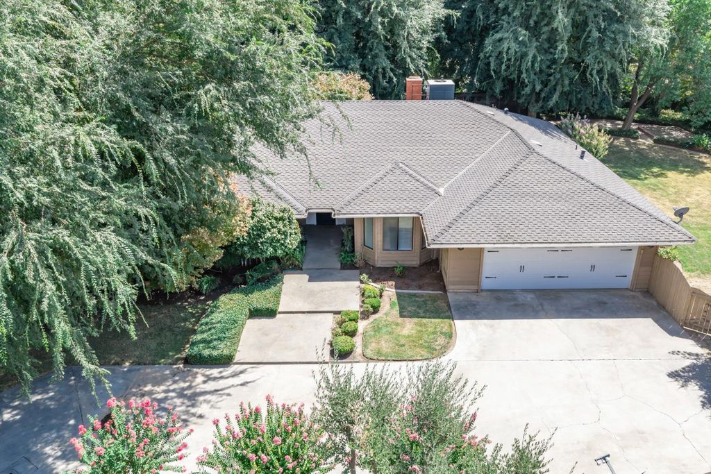 Image 42 of property listing at 708 Chateau Place, Madera, CA 93637