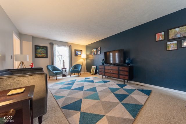 3635 River Road, Columbus, IN 47203