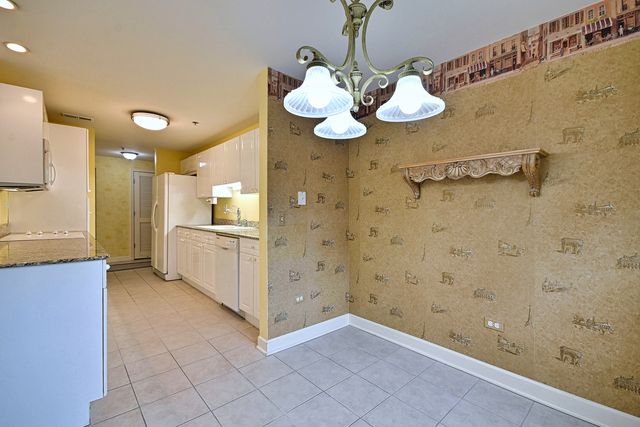 865 E 22nd. Street 102, Lombard, IL 60148