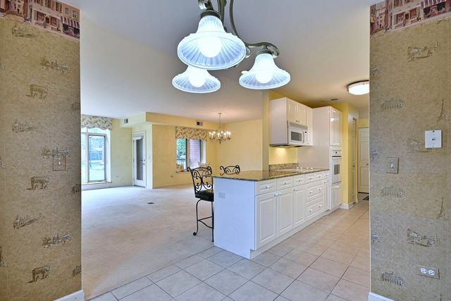 865 E 22nd. Street 102, Lombard, IL 60148