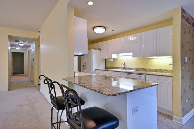 865 E 22nd. Street 102, Lombard, IL 60148