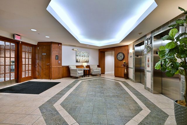 865 E 22nd. Street 102, Lombard, IL 60148