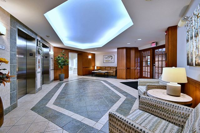 865 E 22nd. Street 102, Lombard, IL 60148