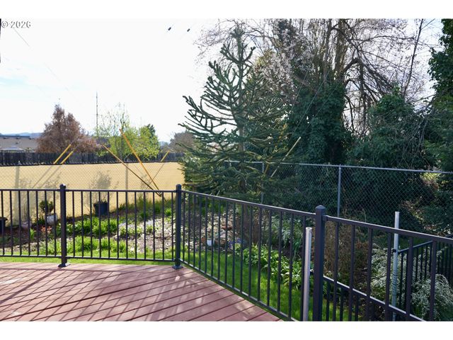 4005 S F St, Springfield, OR 97478