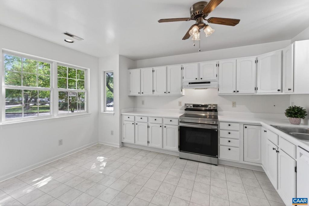 Image 3 of property listing at 1242 GAZEBO CT, Charlottesville, VA 22901