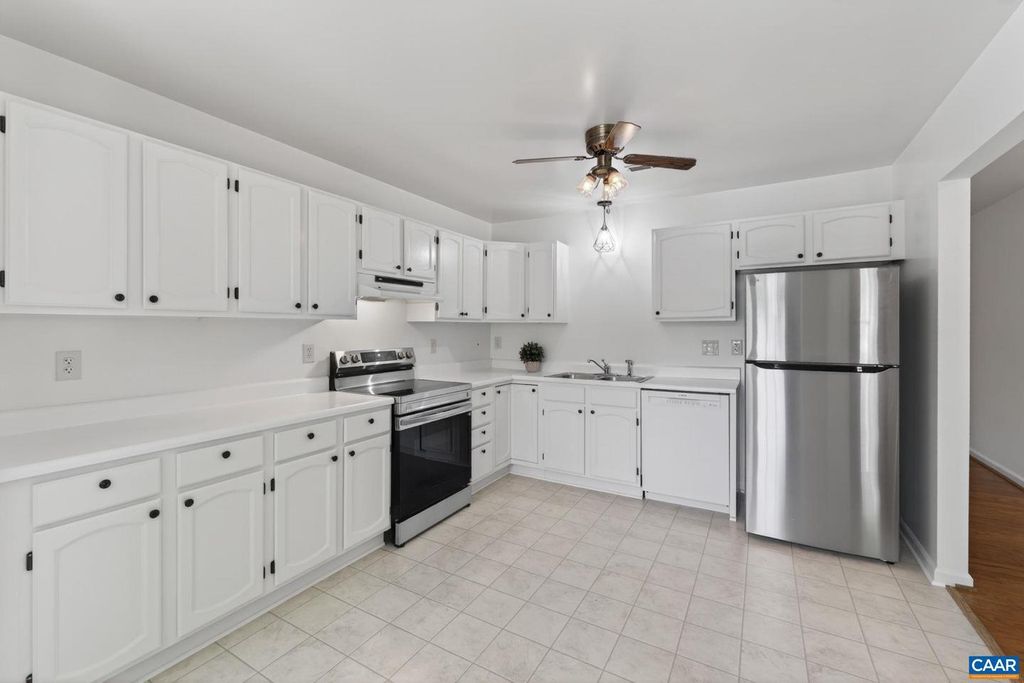 Image 4 of property listing at 1242 GAZEBO CT, Charlottesville, VA 22901
