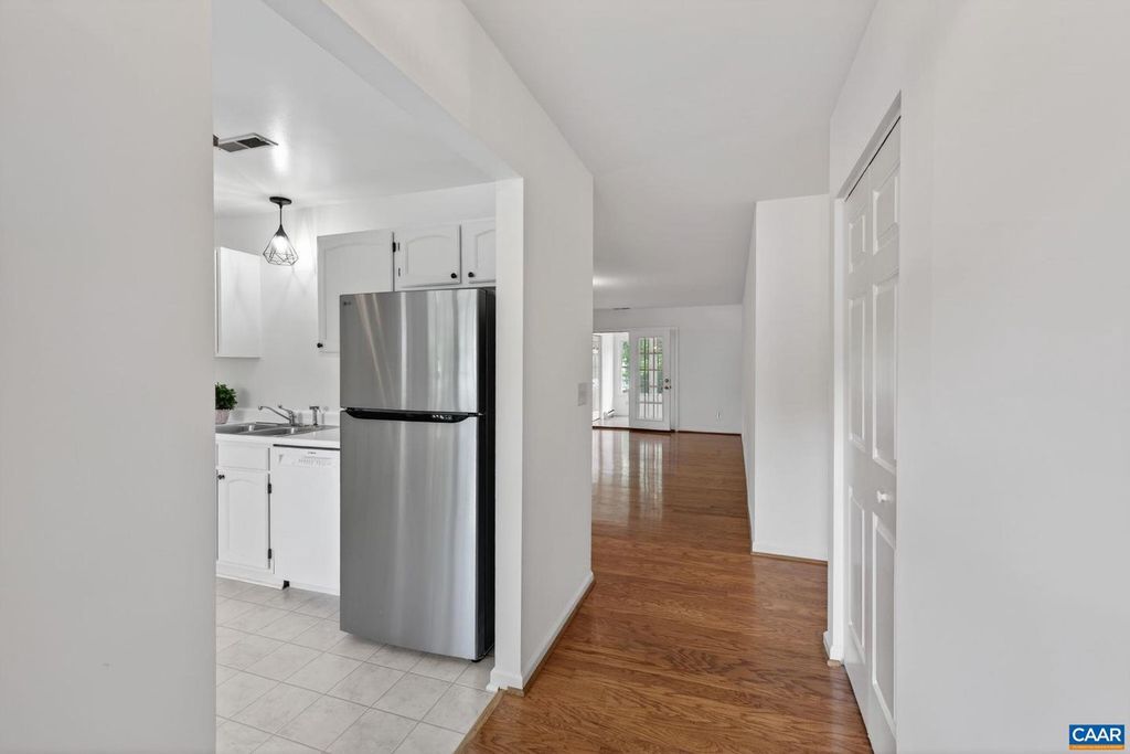 Image 6 of property listing at 1242 GAZEBO CT, Charlottesville, VA 22901