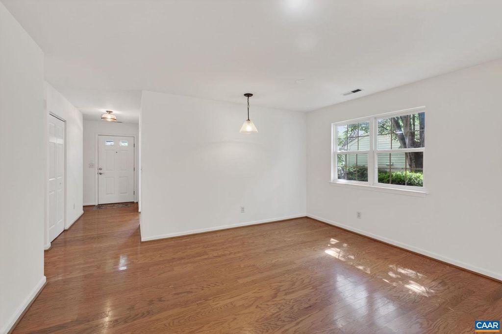 Image 7 of property listing at 1242 GAZEBO CT, Charlottesville, VA 22901
