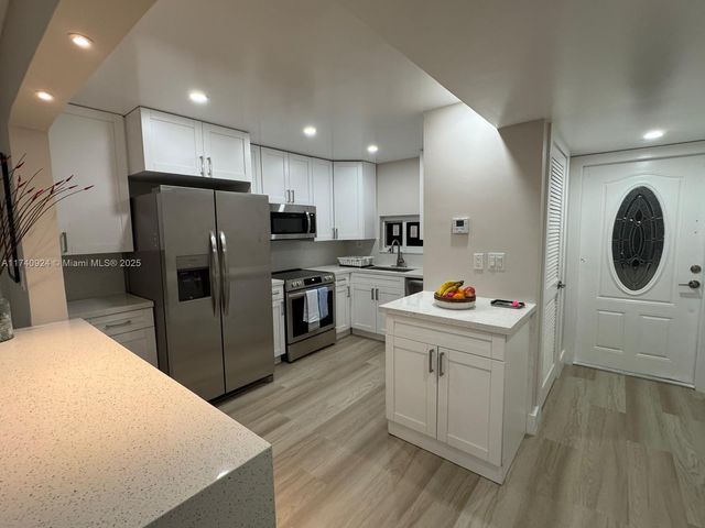 9200 N Hollybrook Lake Dr 208, Pembroke Pines, FL 33025