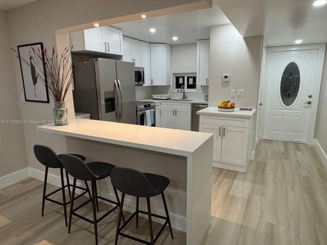 9200 N Hollybrook Lake Dr 208, Pembroke Pines, FL 33025