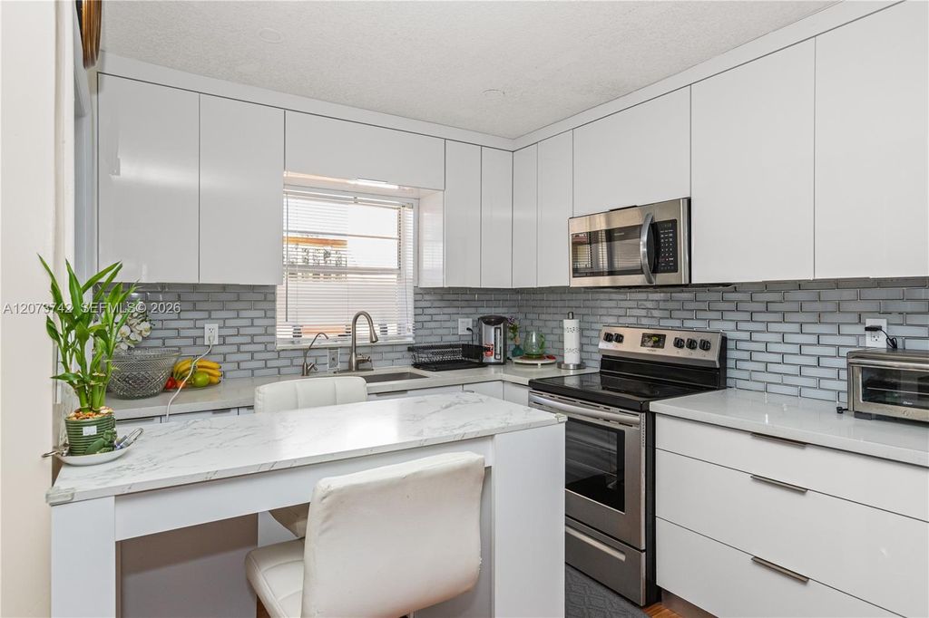 5300 Washington Street E209, Hollywood, FL 33021
