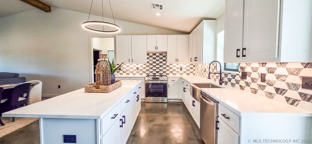 8464 Reagan Drive, Eufaula, OK 74432