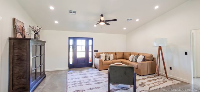 8464 Reagan Drive, Eufaula, OK 74432