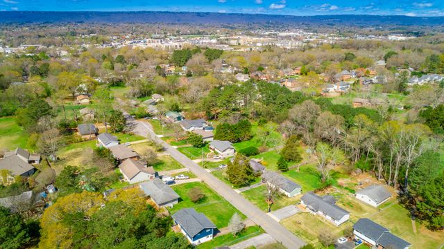 2410 Sunset Strip Street, Hixson, TN 37343