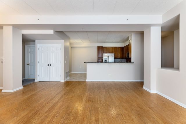 1715 Pavilion Way 307, Park Ridge, IL 60068