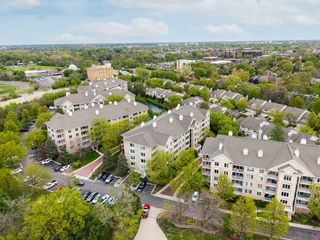 1715 Pavilion Way 307, Park Ridge, IL 60068