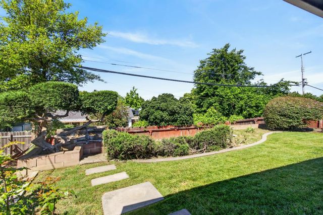 6717 Whitsett Dr, North Highlands, CA 95660