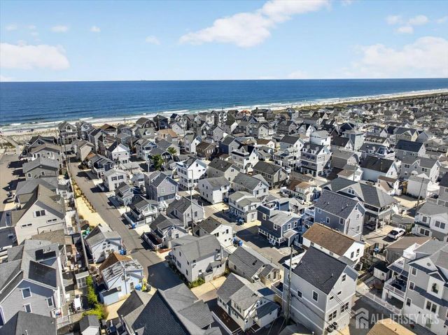 69 Spray Way, Lavallette, NJ 08735