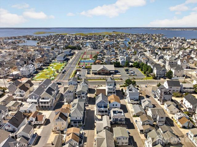 69 Spray Way, Lavallette, NJ 08735
