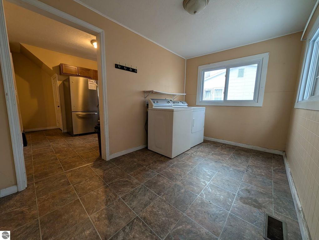 Image 7 of property listing at 822 N River Avenue, Alma, MI 48881