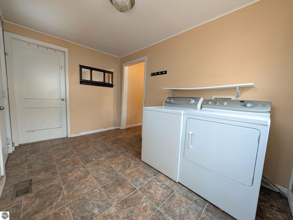 Image 8 of property listing at 822 N River Avenue, Alma, MI 48881