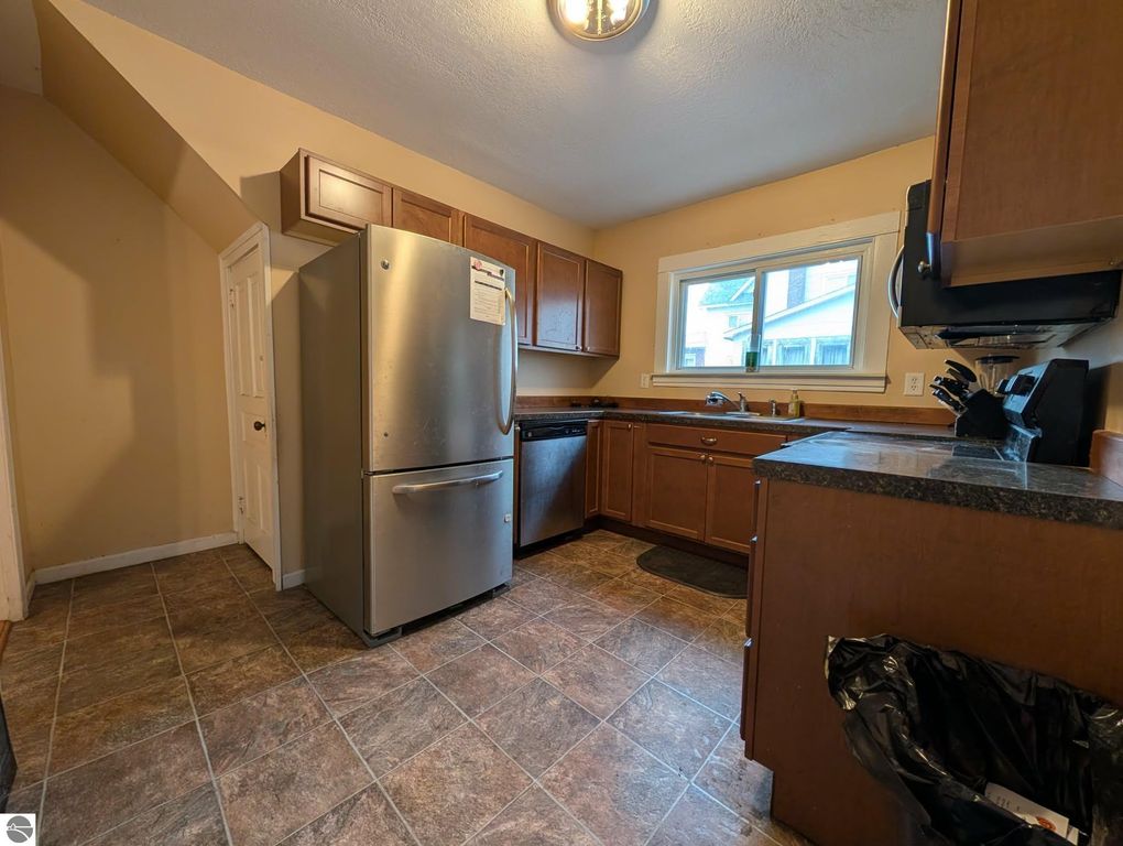 Image 9 of property listing at 822 N River Avenue, Alma, MI 48881