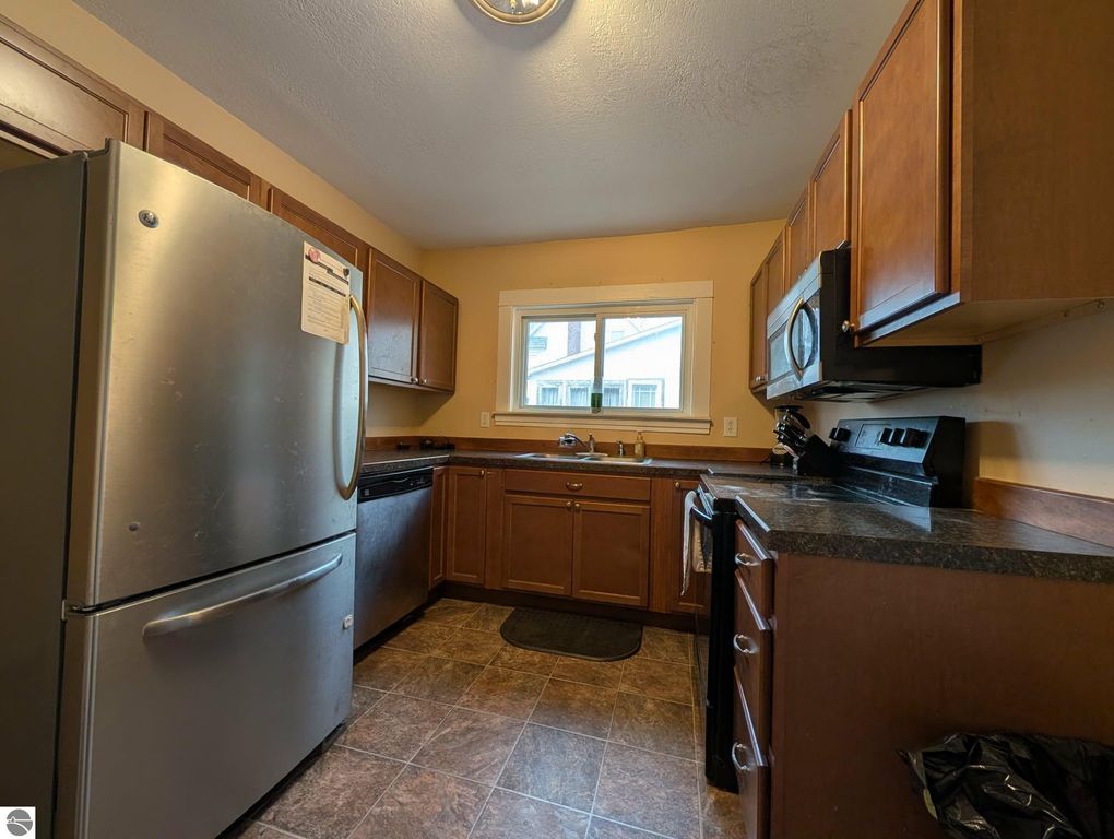 Image 10 of property listing at 822 N River Avenue, Alma, MI 48881