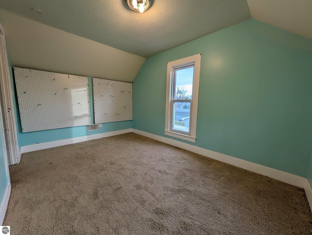 Image 23 of property listing at 822 N River Avenue, Alma, MI 48881