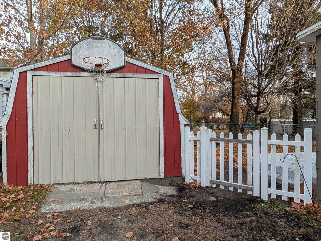 Image 4 of property listing at 822 N River Avenue, Alma, MI 48881