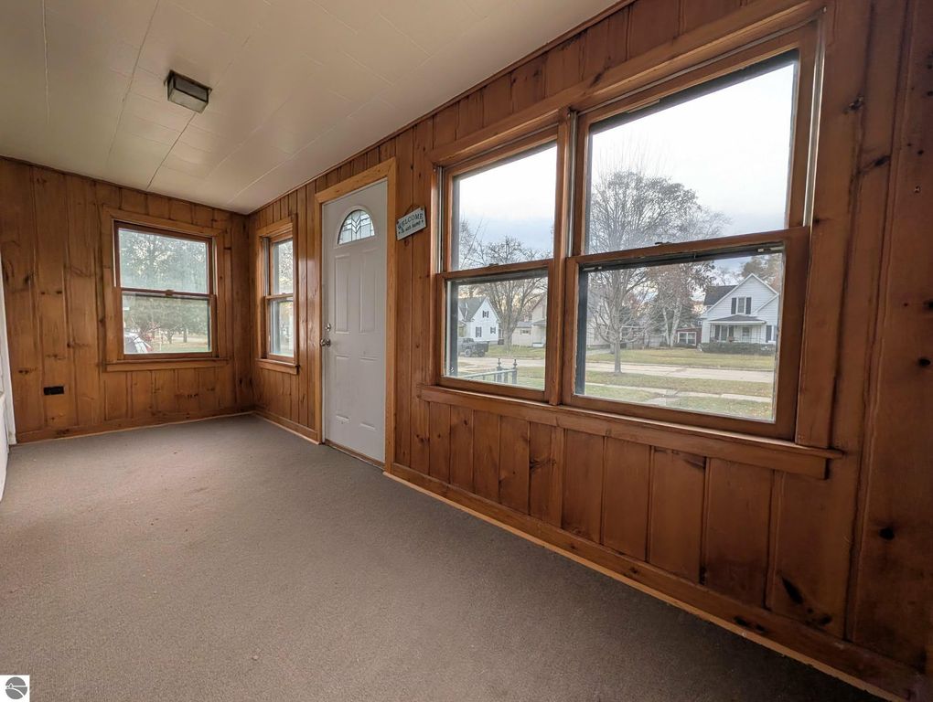 Image 6 of property listing at 822 N River Avenue, Alma, MI 48881