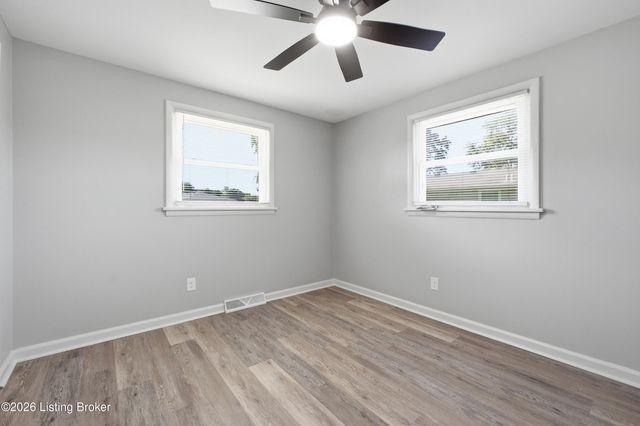4907 Basking Dr, Louisville, KY 40216