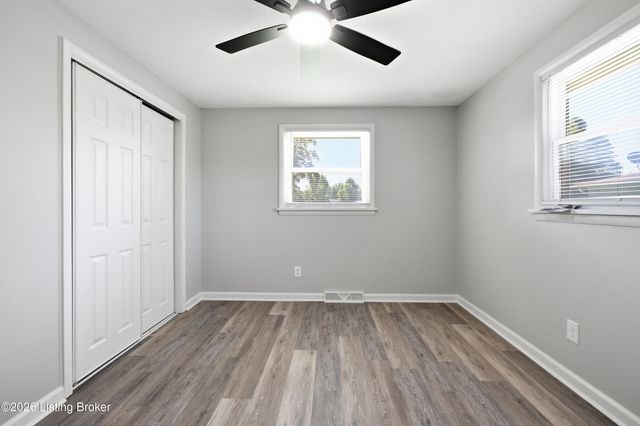 4907 Basking Dr, Louisville, KY 40216