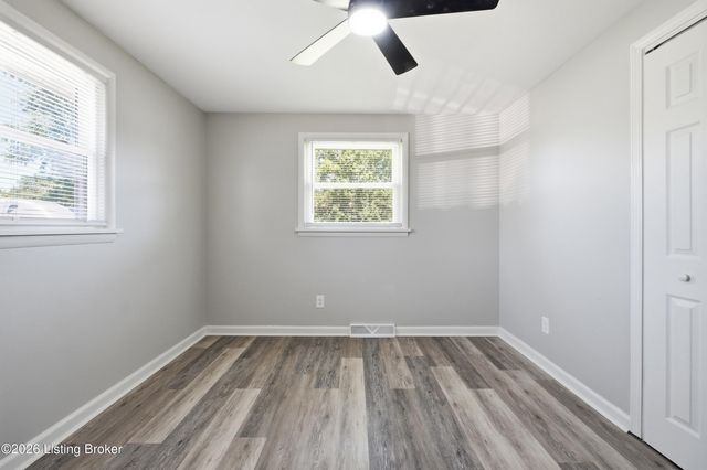 4907 Basking Dr, Louisville, KY 40216