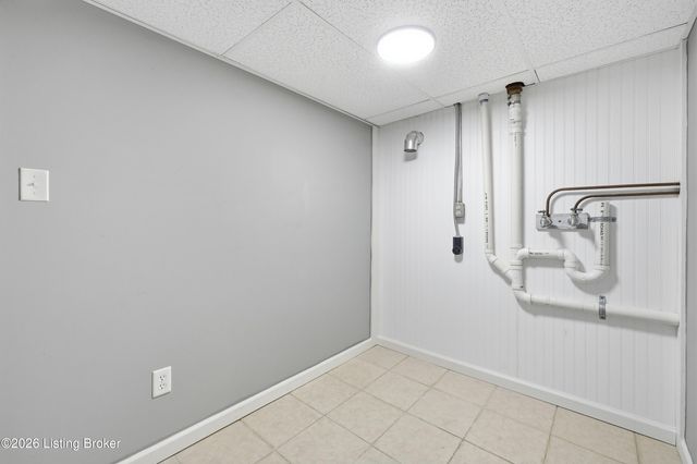 4907 Basking Dr, Louisville, KY 40216