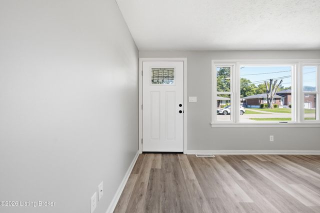 4907 Basking Dr, Louisville, KY 40216
