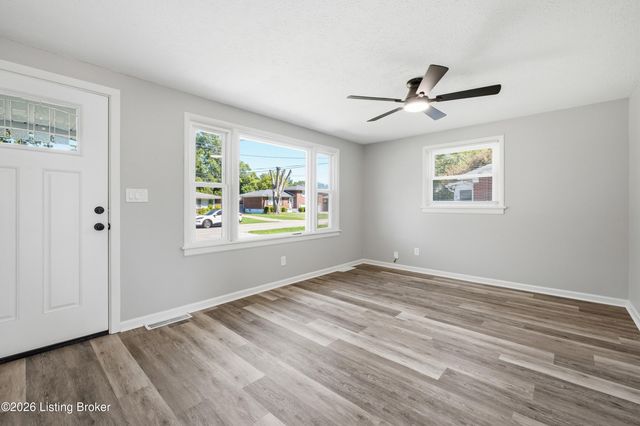 4907 Basking Dr, Louisville, KY 40216