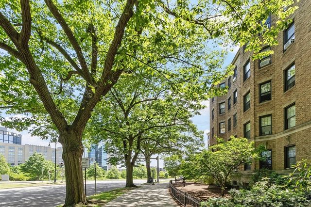 120 Riverway 4, Boston, MA 02215